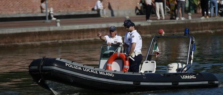 Milano, si spoglia e si getta nel Naviglio Grande: lotta tra la vita e la morte dopo malore in acqua