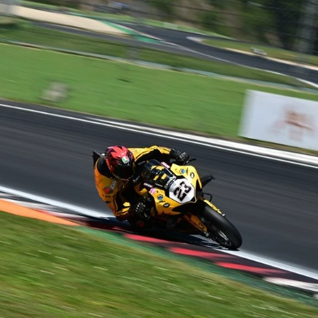 Luca Salvadori durante una gara di motociclismo