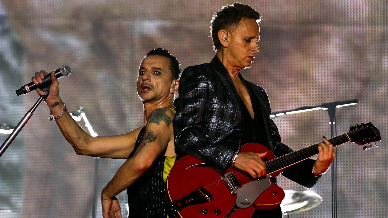 I Depeche Mode in concerto, a sinistra Dave Gahan, a destra Martin Gore