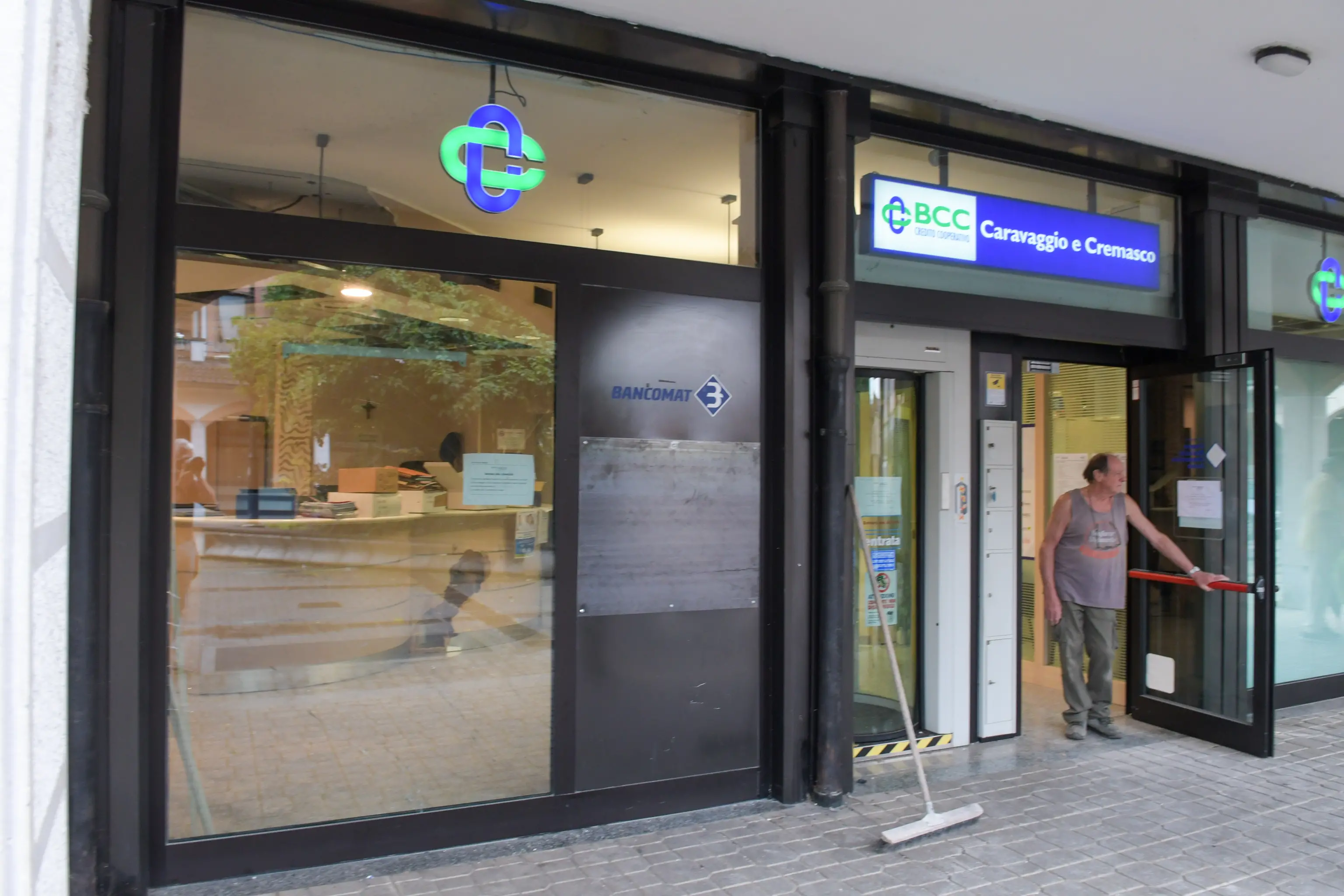 Bancomat esplode in piena notte a Paullo: ancora un blitz della banda del botto