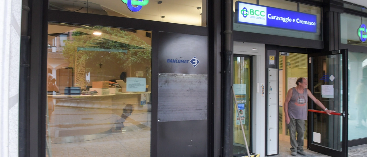 Bancomat esplode in piena notte a Paullo: ancora un blitz della banda del botto