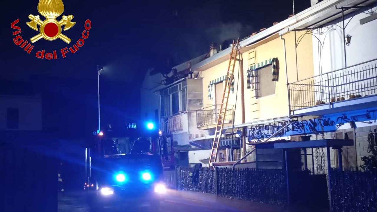 L'incendio ha distrutto cento metri quadri di tetto L'incendio ha distrutto cento metri quadri di tetto