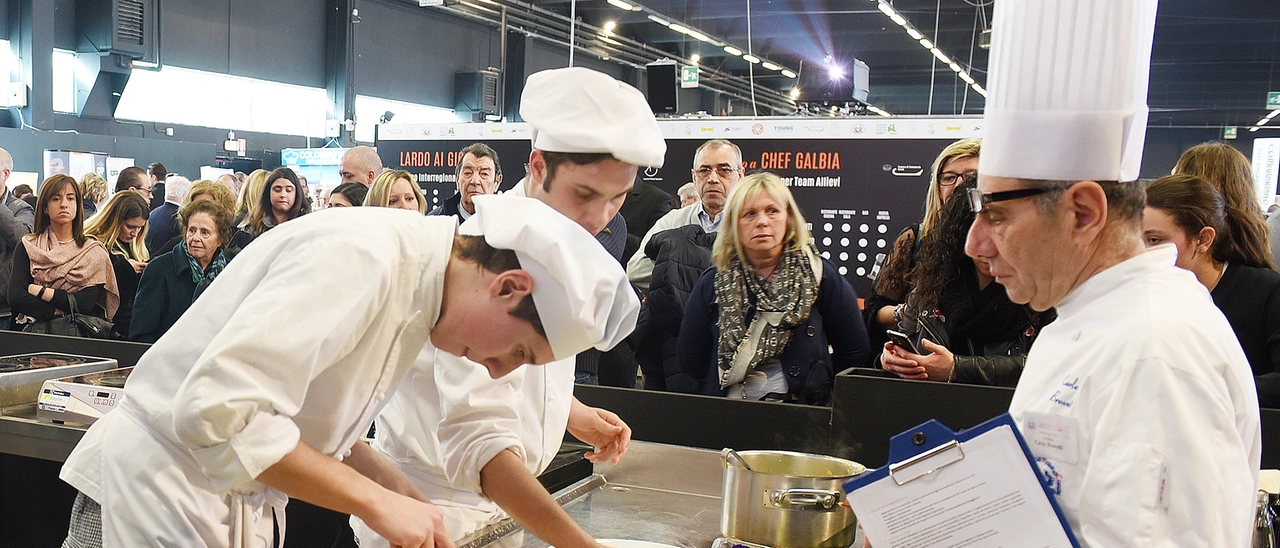 La bolla di Masterchef è scoppiata: in cucina è crisi. Mancano cuochi e camerieri e i giovani snobbano l’alberghiero