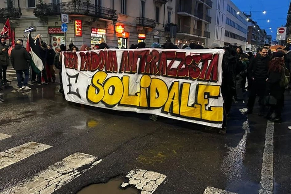 Lo striscione dei centri sociali