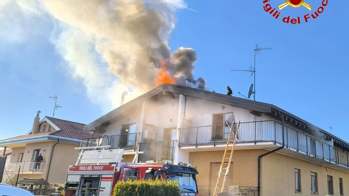 Fumo e fiamme dal tetto di una villetta questo pomeriggio a Sesto Calende Fumo e fiamme dal tetto di una villetta questo pomeriggio a Sesto Calende