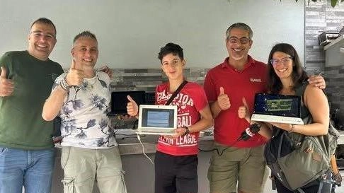 I volontari con il docente Massimilano De Cinque e il piccolo Daniele che hanno rigenerato i pc I volontari con il docente Massimilano De Cinque e il piccolo Daniele che hanno rigenerato i pc