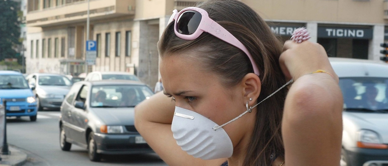 Inquinamento, a Milano c’è un aria da horror: cosa c’entrano gli incendi che stanno bruciando il Canada