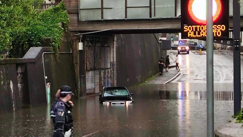 L'auto rimasta sott'acqua nel sottopasso di Gallarate