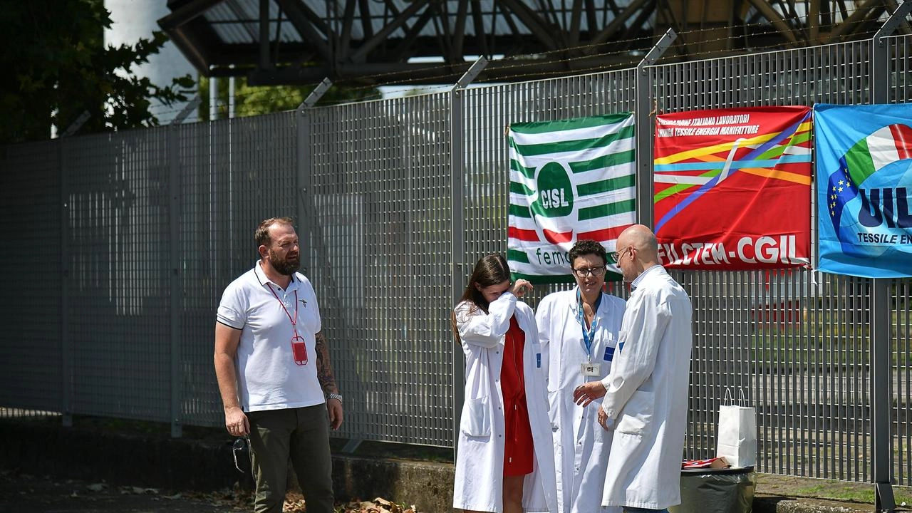 La recente manifestazione fuori dal centro ricerche oncologiche di Nerviano Medical Sciences in via Pasteur, dove rischiano il poso 73 lavoratori Il Consiglio comunale sarà chiamato a discutere della vicenda