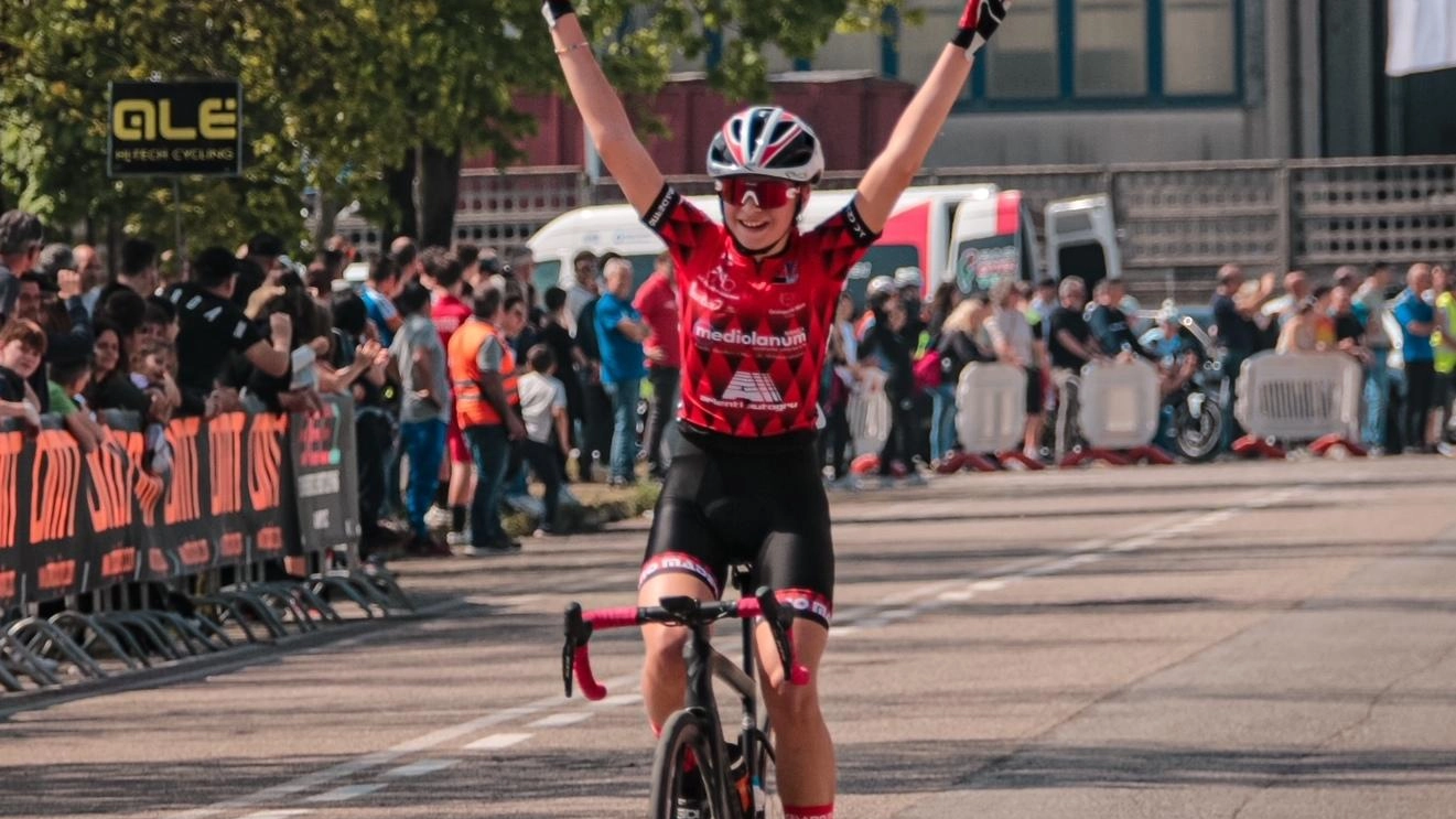 Nicole Bracco della Società Ciclistica Cesano Maderno vince il Trofeo General Store a Bovolone, confermando il suo talento e promettendo un 2024 di successi.