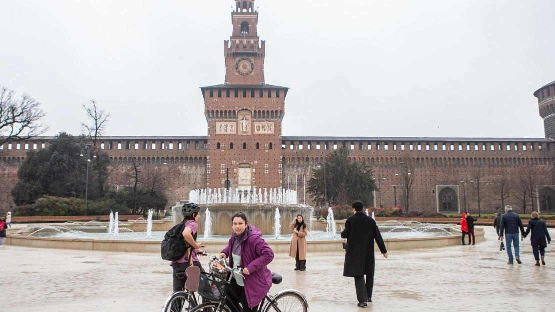 All’ombra del Castello Sforzesco si stende un ampio spiazzo a mezzaluna dominato da un’enorme fontana: fu realizzata nel 1999... All’ombra del Castello Sforzesco si stende un ampio spiazzo a mezzaluna dominato da un’enorme fontana: fu realizzata nel 1999...
