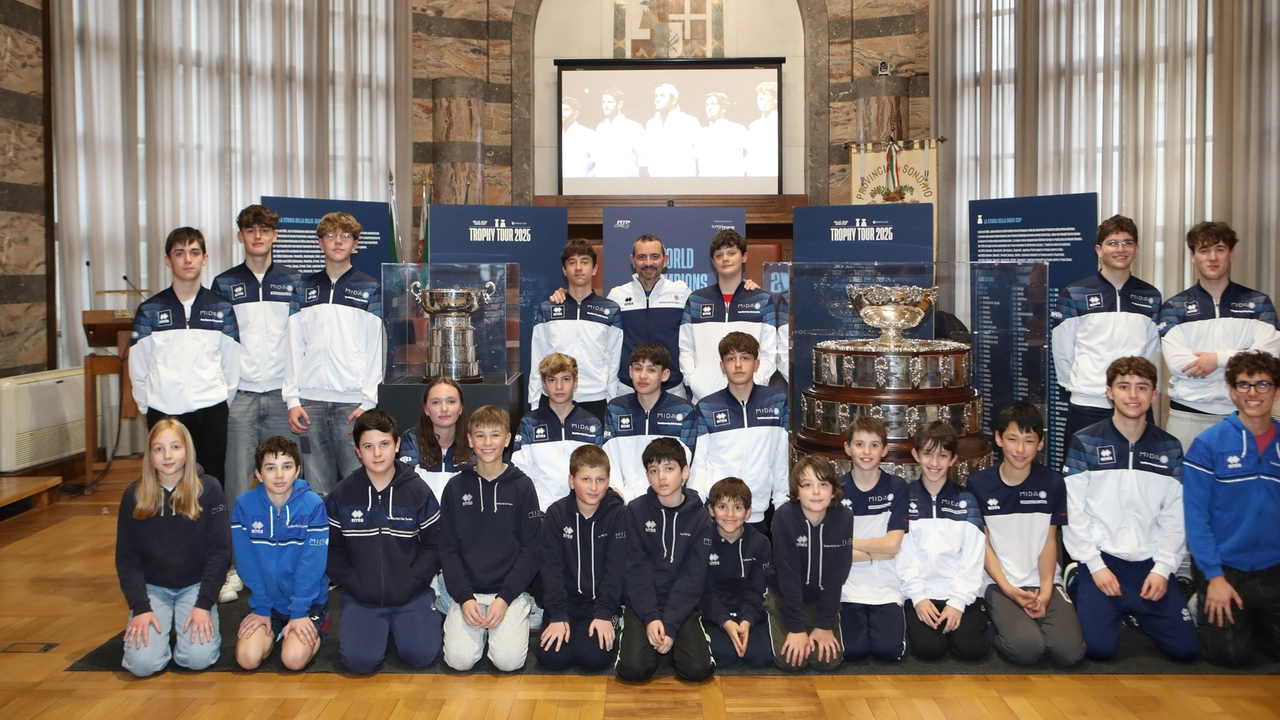 Il grande trofeo e i ragazzi del tennis club entusiasti nella sala consiliare di palazzo Muzio Il grande trofeo e i ragazzi del tennis club entusiasti nella sala consiliare di palazzo Muzio