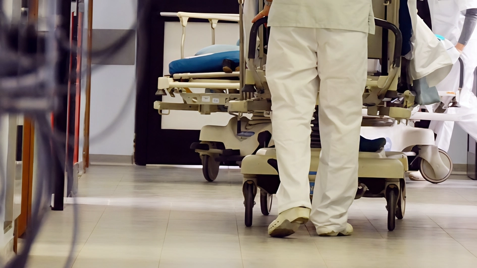 Ennesimo episodio di violenza nei confronti di operatori sanitari che stavano assistendo un uomo il quale era stato di ebbrezza e si è pure scagliato contro i poliziotti Ennesimo episodio di violenza nei confronti di operatori sanitari che stavano assistendo un uomo il quale era stato di ebbrezza e si è pure scagliato contro i poliziotti