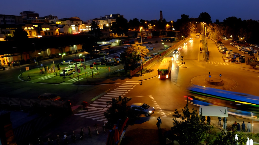 Dalla stazione ai Boschetti Reali, dopo il tramonto sembra di vivere in un romanzo noir. Il piano che ha abbattuto emissioni e bollette non convince in Consiglio comunale. Dalla stazione ai Boschetti Reali, dopo il tramonto sembra di vivere in un romanzo noir. Il piano che ha abbattuto emissioni e bollette non convince in Consiglio comunale.