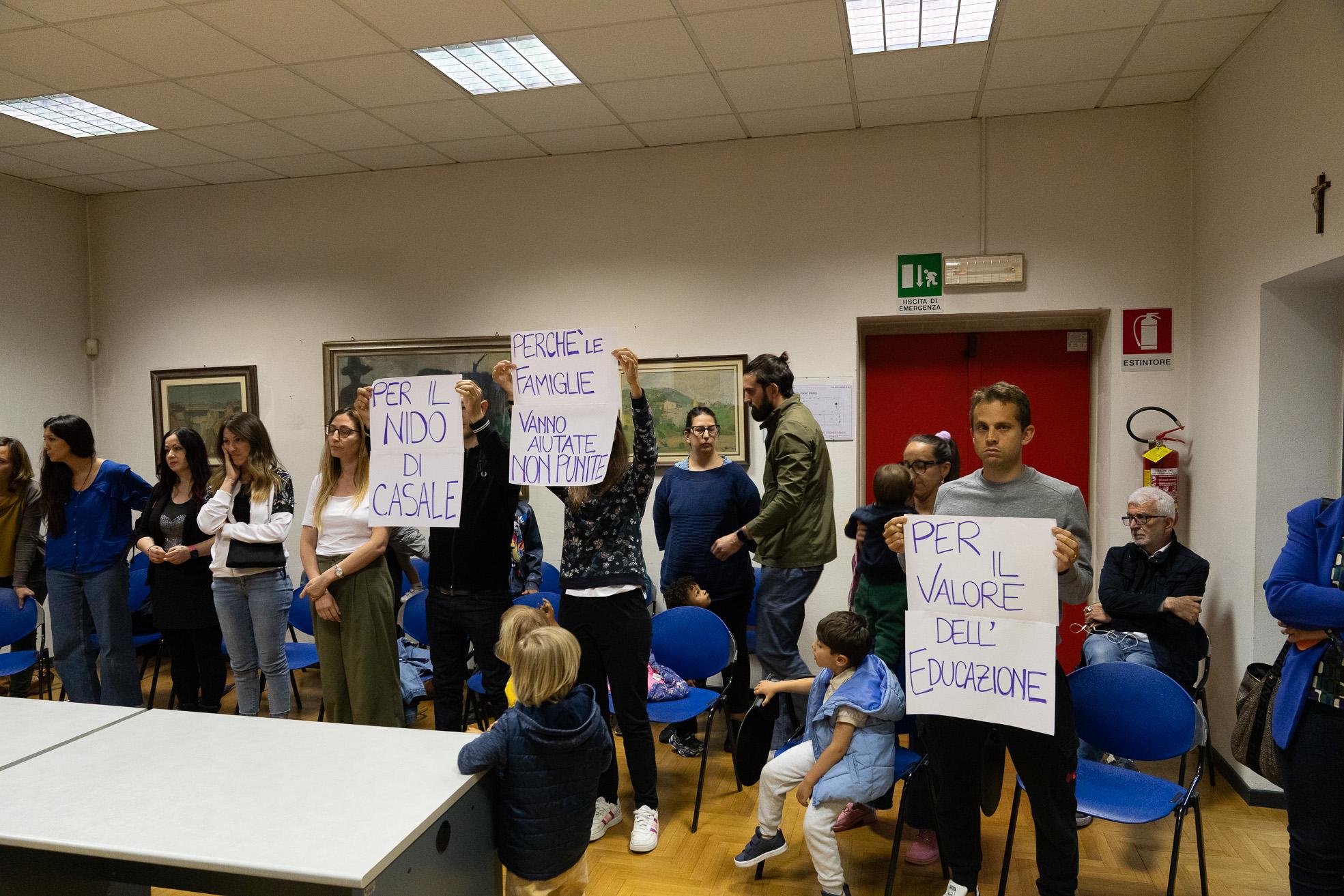 Rette dell’asilo, protesta dei genitori in consiglio comunale. Il sindaco replica: “Colpa della gestione diretta” Rette dell’asilo, protesta dei genitori in consiglio comunale. Il sindaco replica: “Colpa della gestione diretta”