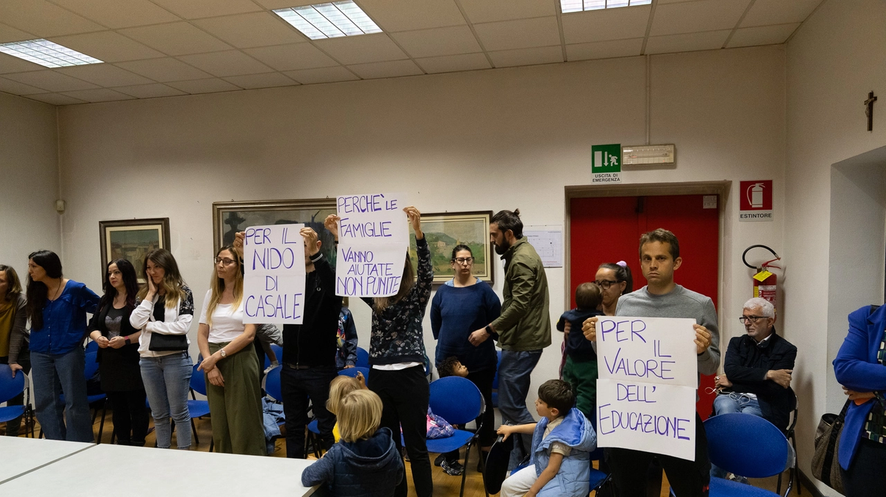 Rette dell’asilo, protesta dei genitori in consiglio comunale. Il sindaco replica: “Colpa della gestione diretta”