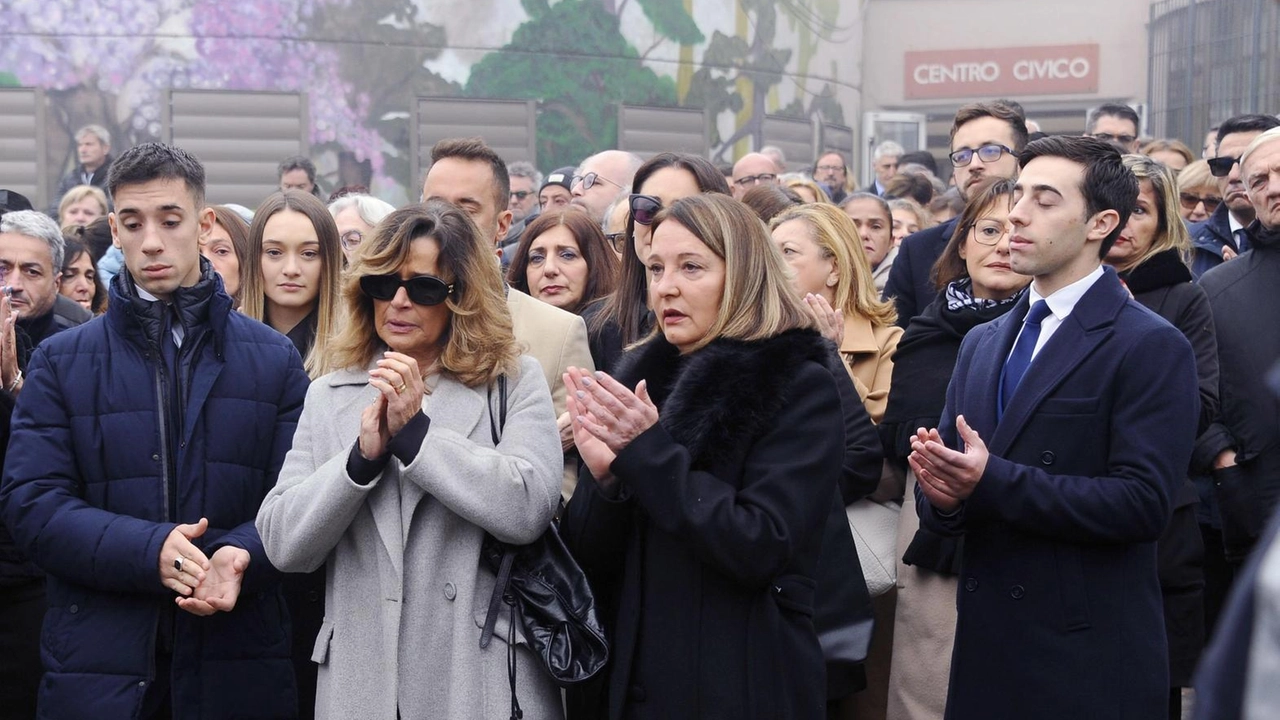 Rozzano, migliaia di persone commosse ai funerali del primo cittadino, esempio di impegno civico "Mio padre ha dedicato gli ultimi sei anni di vita alla comunità. L’abbiamo condiviso con voi fino all’ultimo". Rozzano, migliaia di persone commosse ai funerali del primo cittadino, esempio di impegno civico "Mio padre ha dedicato gli ultimi sei anni di vita alla comunità. L’abbiamo condiviso con voi fino all’ultimo".
