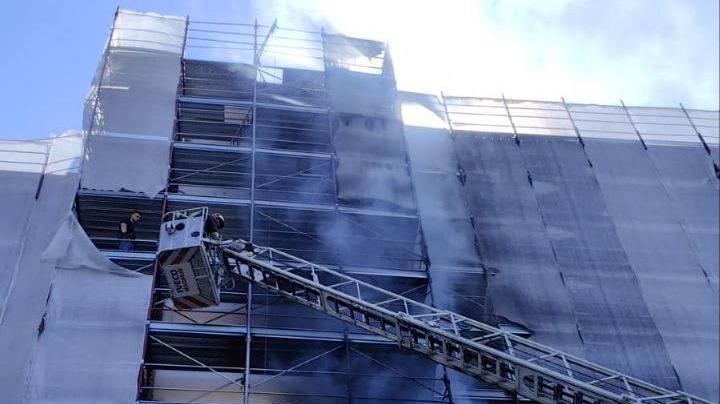 monza s8217incendia la facciata di un palazzo in via bramante 50 persone evacuate