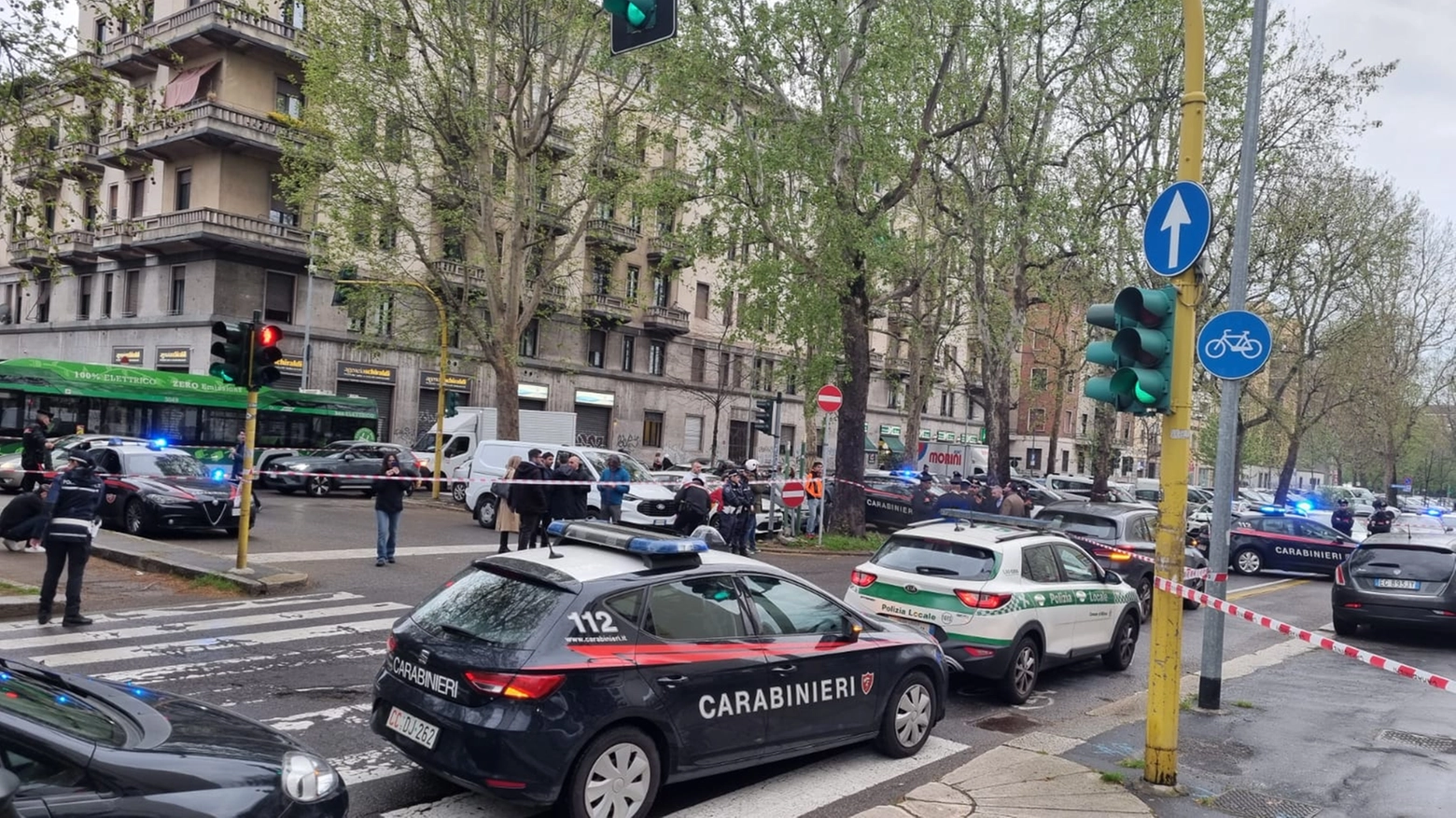 L'intervento di Carabinieri e Polizia Locale sul luogo della sparatoria in viale Marche (Foto Fasani)