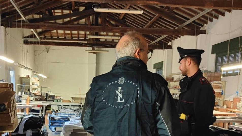 I militari nei locali della manifattura carente per la sicurezza sul lavoro