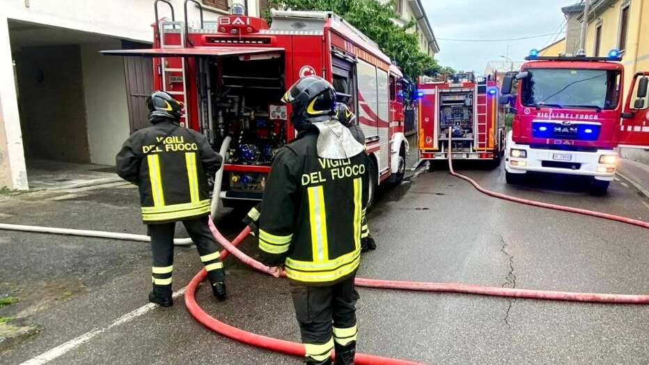 Sul posto i vigili del fuoco (foto di repertorio) Sul posto i vigili del fuoco (foto di repertorio)
