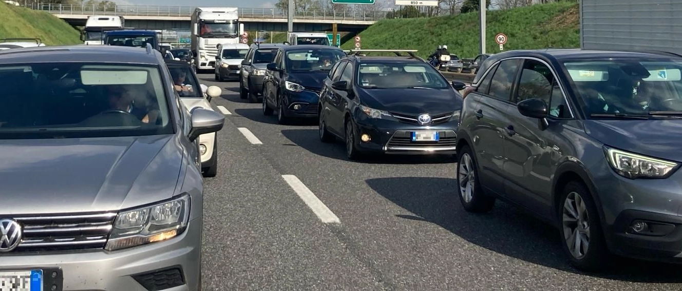 Lo schianto è avvenuto poco prima delle sette di domenica mattina, all’altezza dell’imbocco per l’A4 verso Torino, poco dopo Pero