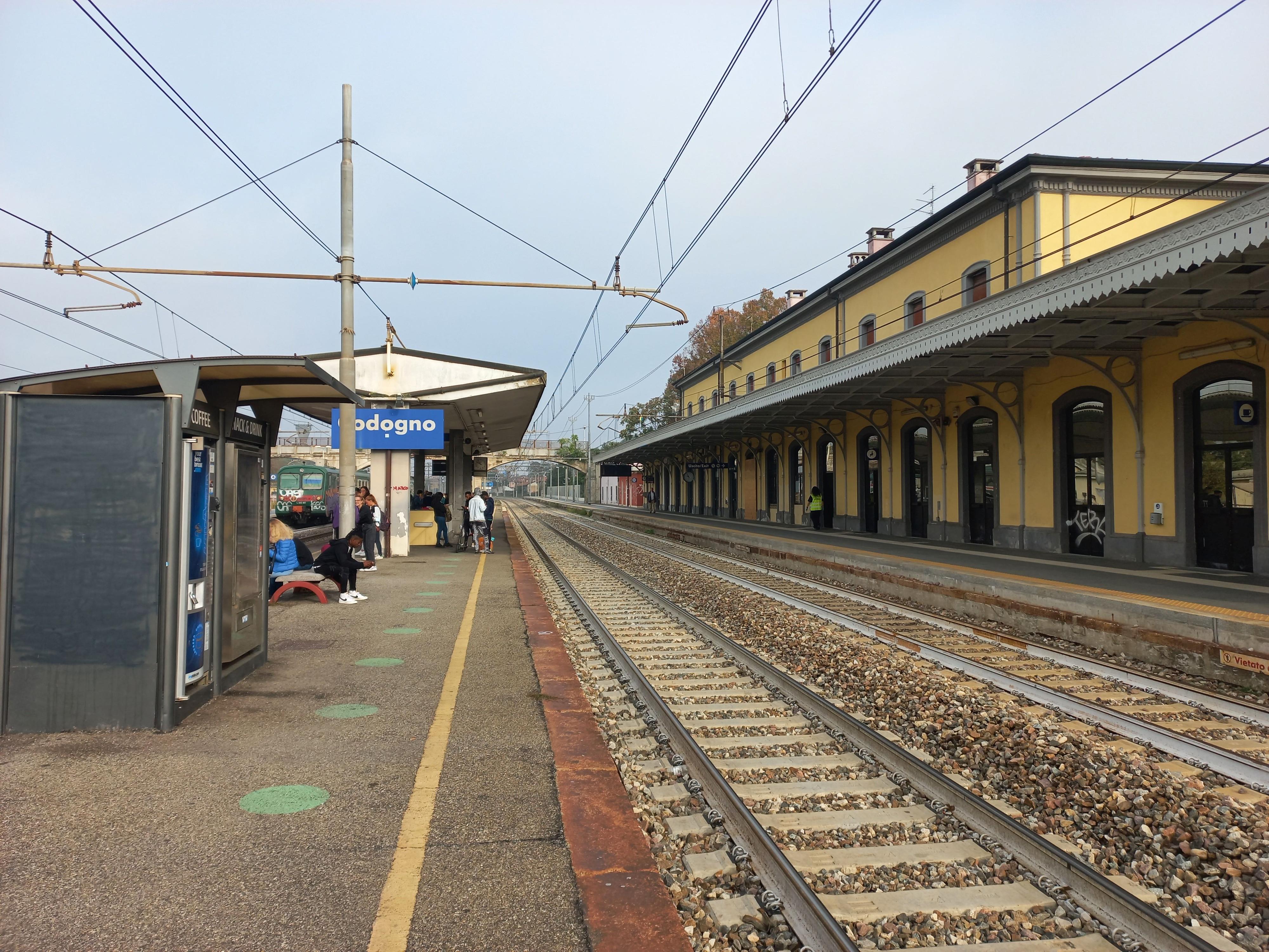 Lavori mai annunciati, il treno per Milano non passa. A Codogno pendolari furibondi e oggi si replica Lavori mai annunciati, il treno per Milano non passa. A Codogno pendolari furibondi e oggi si replica