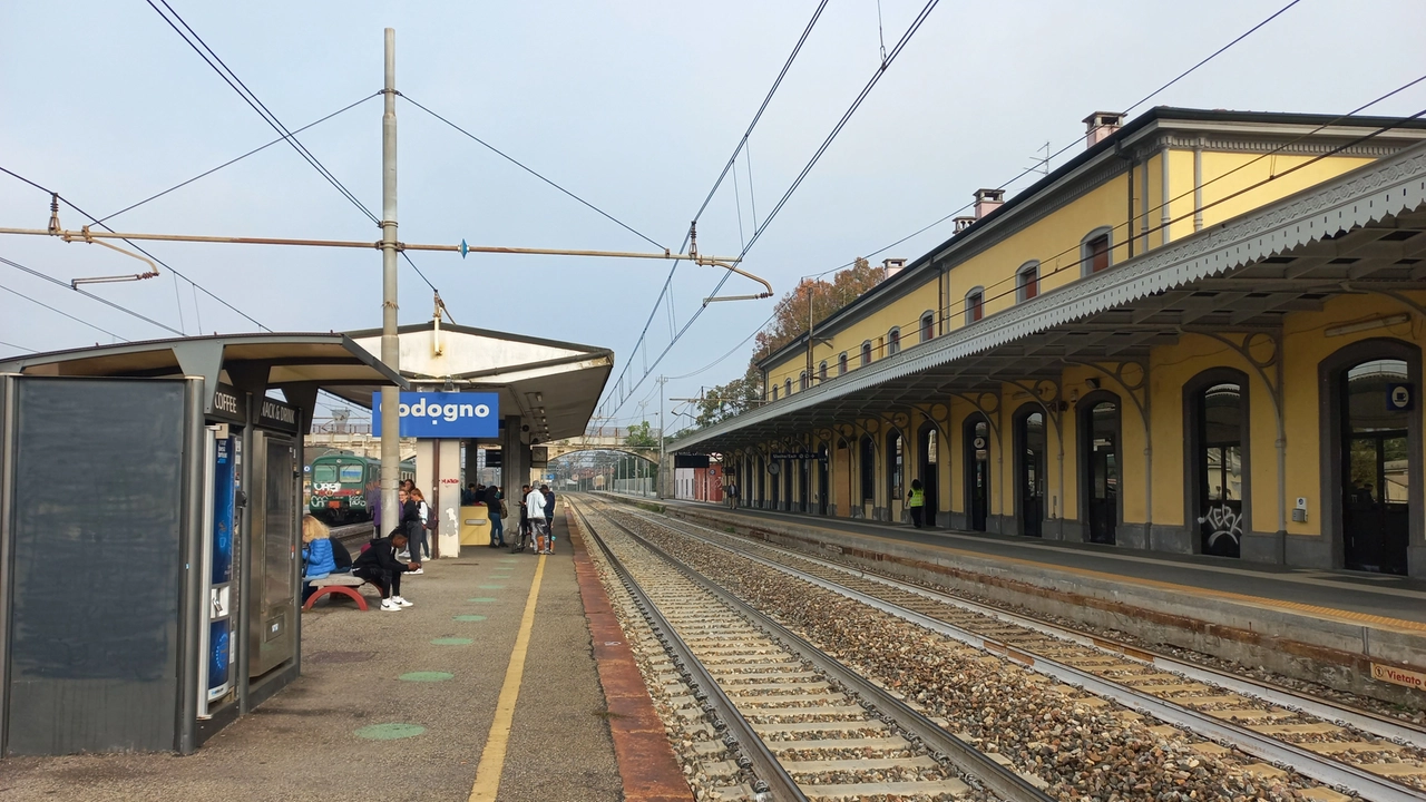 Pendolari in attesa alla stazione ferroviaria di Codogno