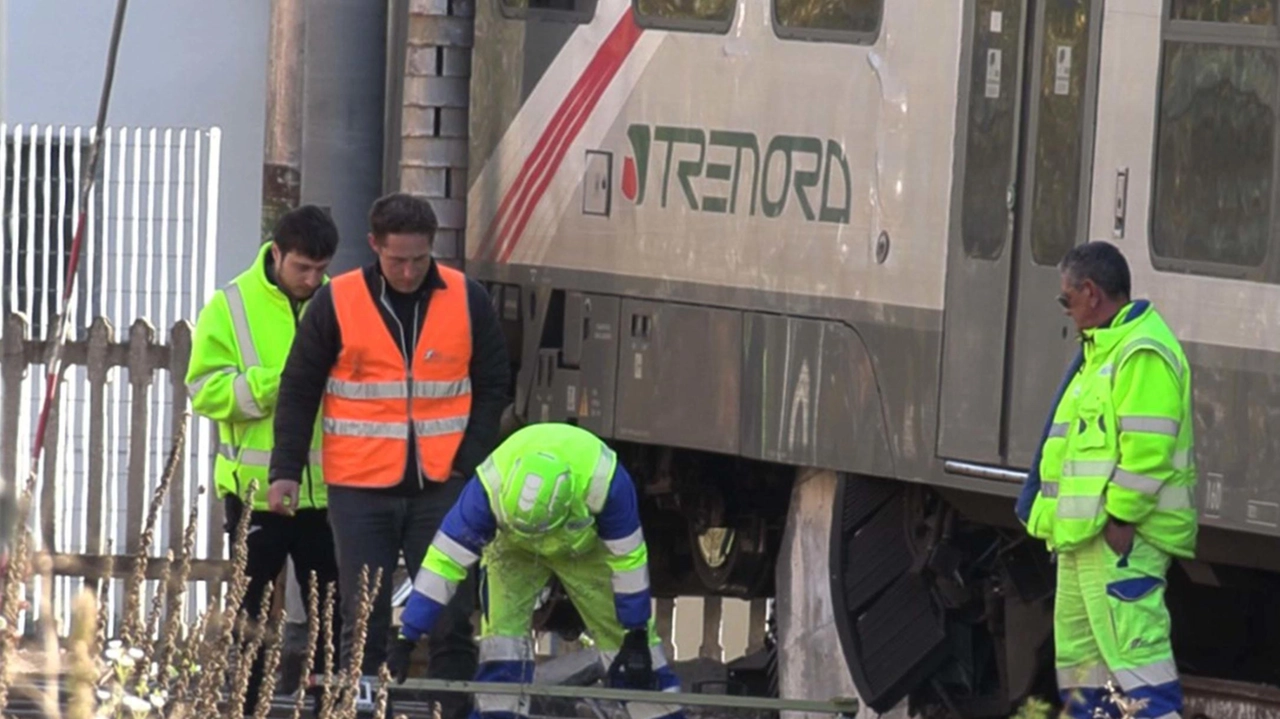 Sondrio, alle 5 durante una manovra motrice per errore contro il paraurti. Nello scontro si è ferito il macchinista. Dieci corse sono state cancellate. Sondrio, alle 5 durante una manovra motrice per errore contro il paraurti. Nello scontro si è ferito il macchinista. Dieci corse sono state cancellate.