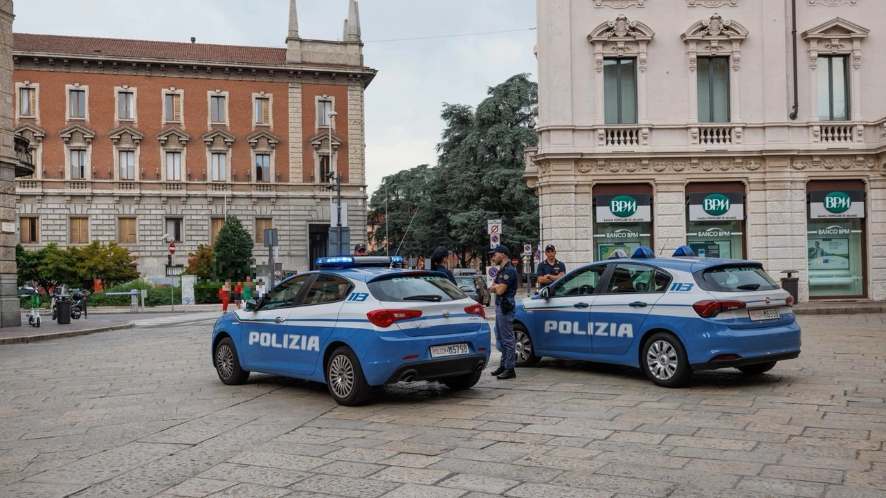 Polizia in zona stazione a Monza
