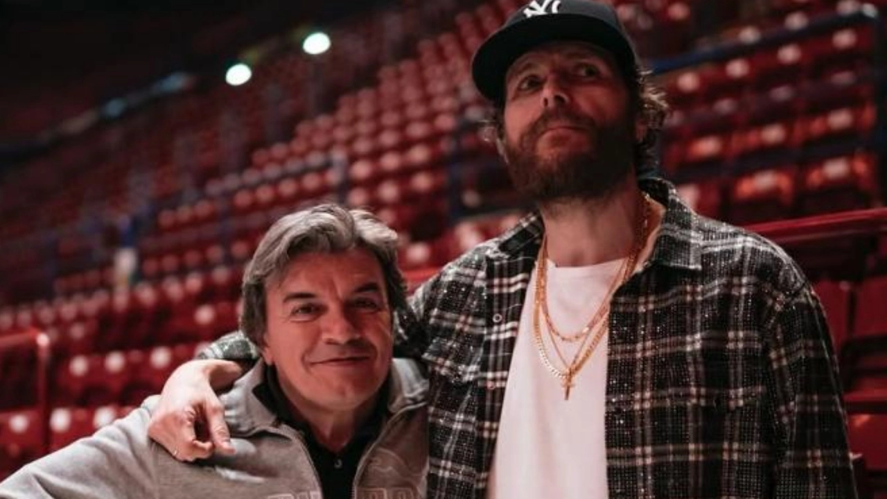 Fabrizio Borra in una foto insieme a Jovanotti, in un post condiviso su Instagram dal cantante Fabrizio Borra in una foto insieme a Jovanotti, in un post condiviso su Instagram dal cantante