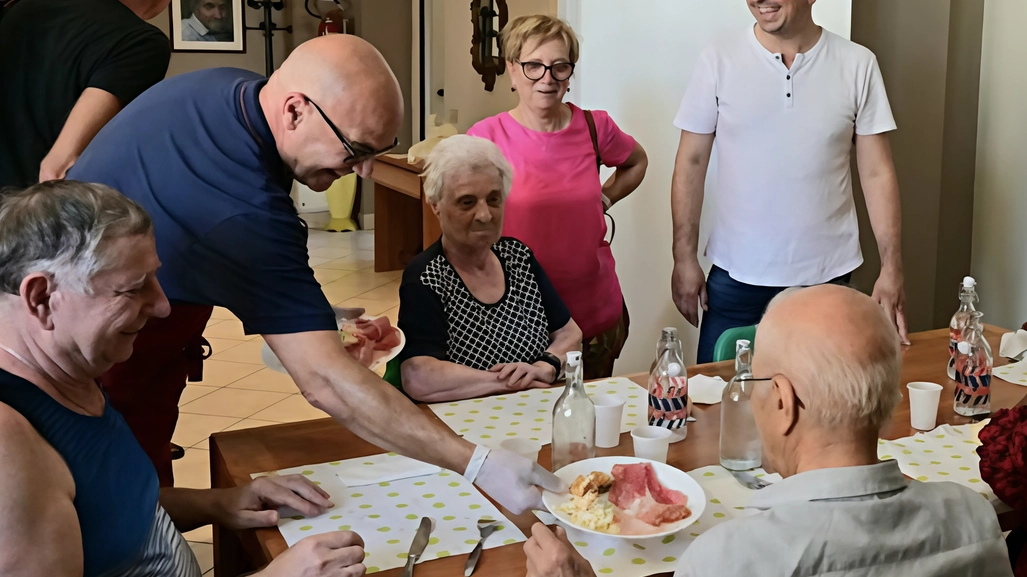 A Seregno, pranzo gratuito per anziani over 65 nel giorno di Ferragosto, tradizione consolidata dall'Amministrazione comunale per favorire aggregazione e solidarietà. A Seregno, pranzo gratuito per anziani over 65 nel giorno di Ferragosto, tradizione consolidata dall'Amministrazione comunale per favorire aggregazione e solidarietà.