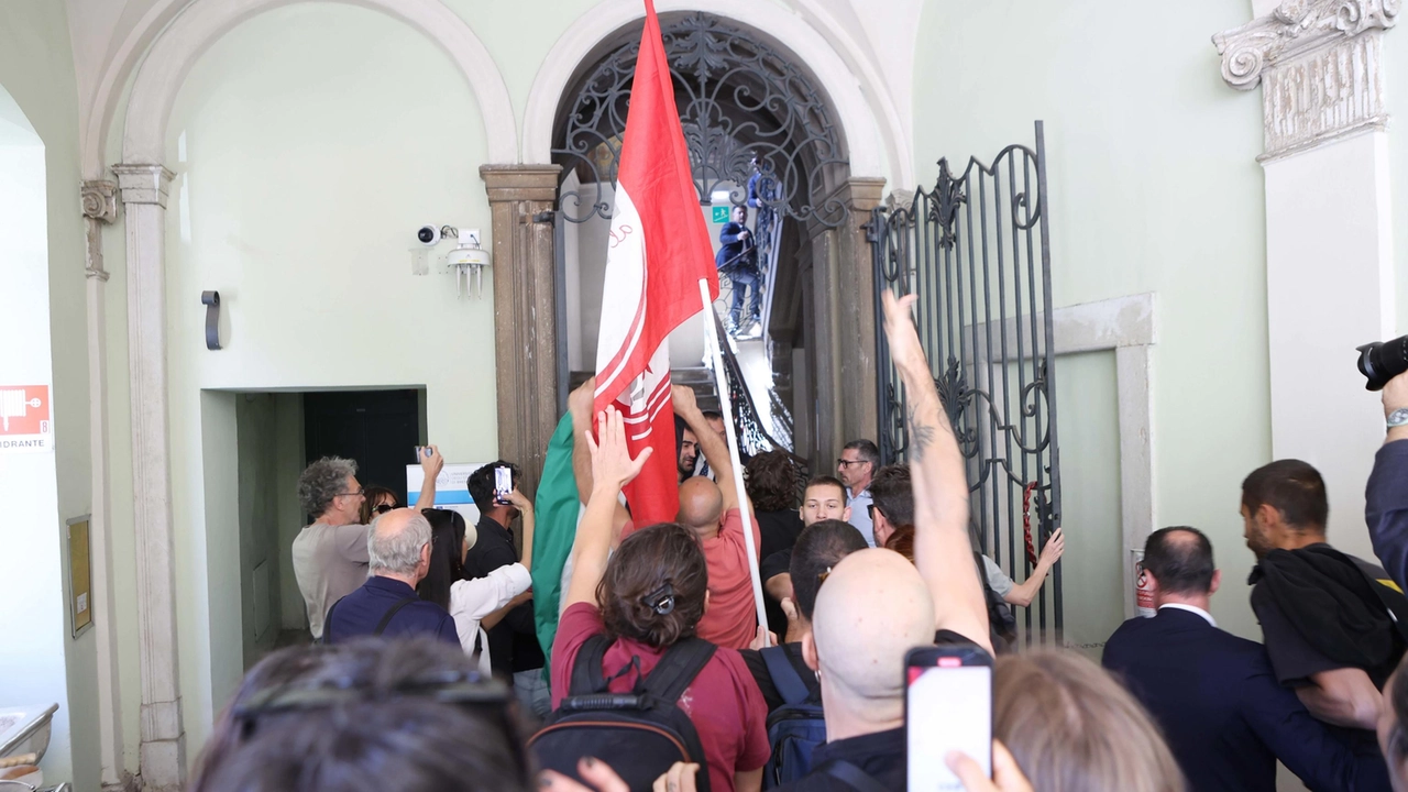 Clima di contestazione per Tajani all'università di Brescia