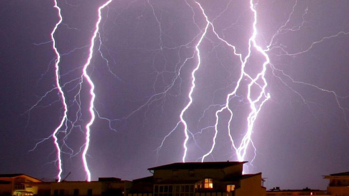 brescia fulmine sul campanile della chiesa di corte franca fiamme e rete elettrica fuori uso