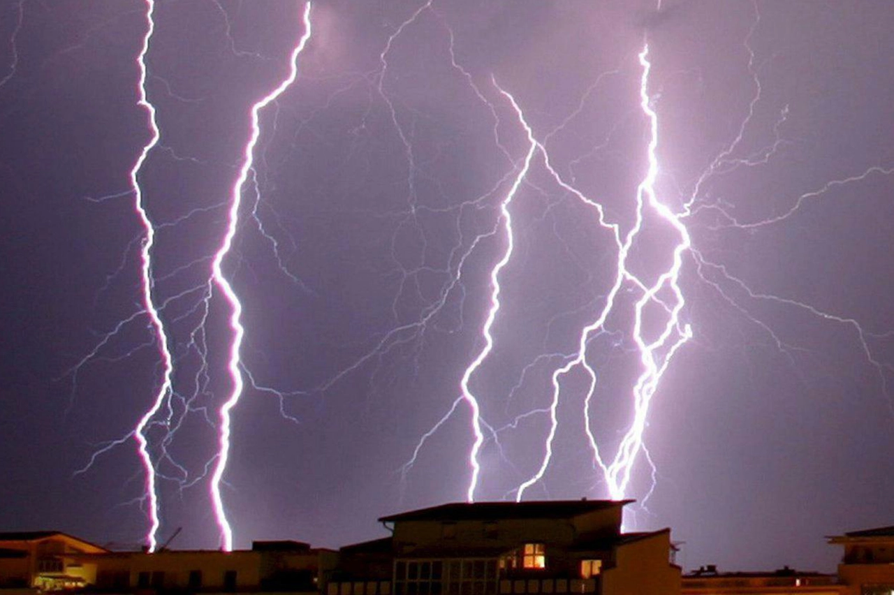 Il fulmine è un fenomeno atmosferico legato all'elettricità presente nell'atmosfera, e consiste in una scarica elettrica di grandi dimensioni