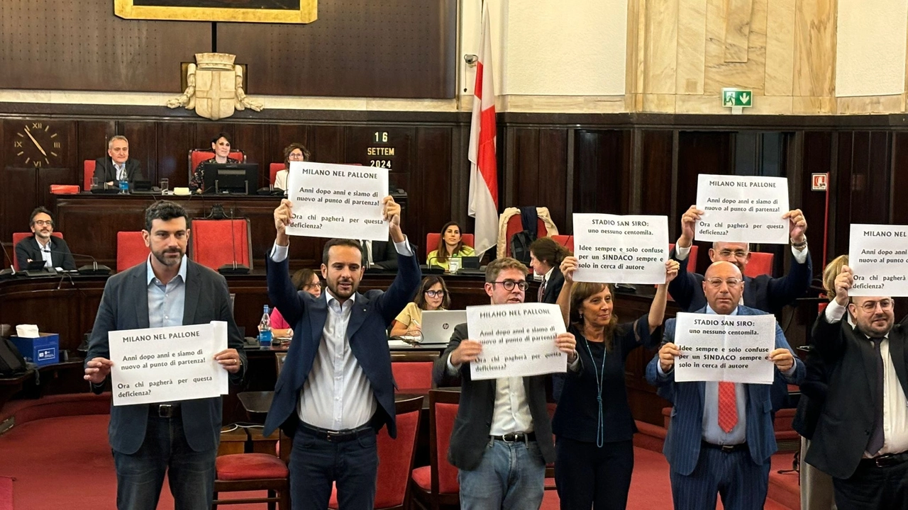 La protesta inscenata ieri a Palazzo Marino dai consiglieri del centrodestra La protesta inscenata ieri a Palazzo Marino dai consiglieri del centrodestra