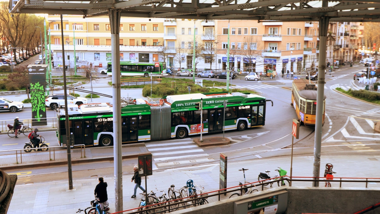 Uno scorcio di piazza Bottini, snodo fondamentale dei collegamenti tra treni, autobus e tram Uno scorcio di piazza Bottini, snodo fondamentale dei collegamenti tra treni, autobus e tram