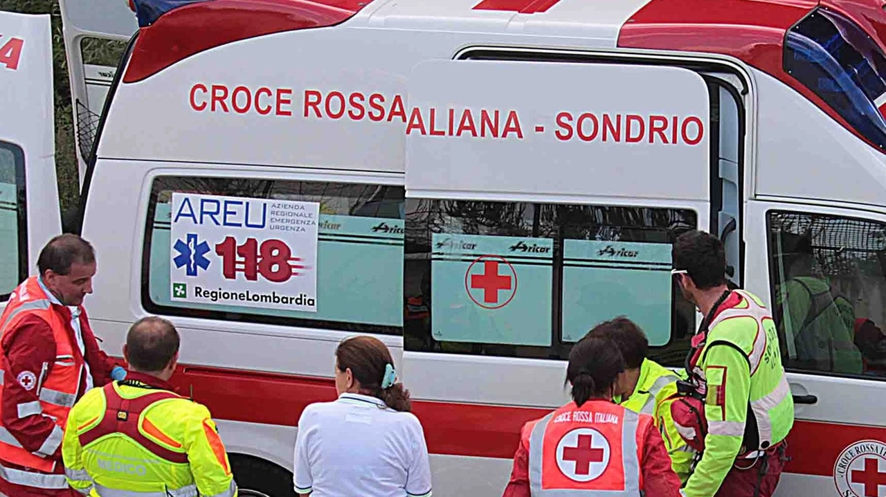 Nella foto di archivio alcuni operatori della Croce rossa italiana con un’autoambulanza (National Press) Nella foto di archivio alcuni operatori della Croce rossa italiana con un’autoambulanza (National Press)