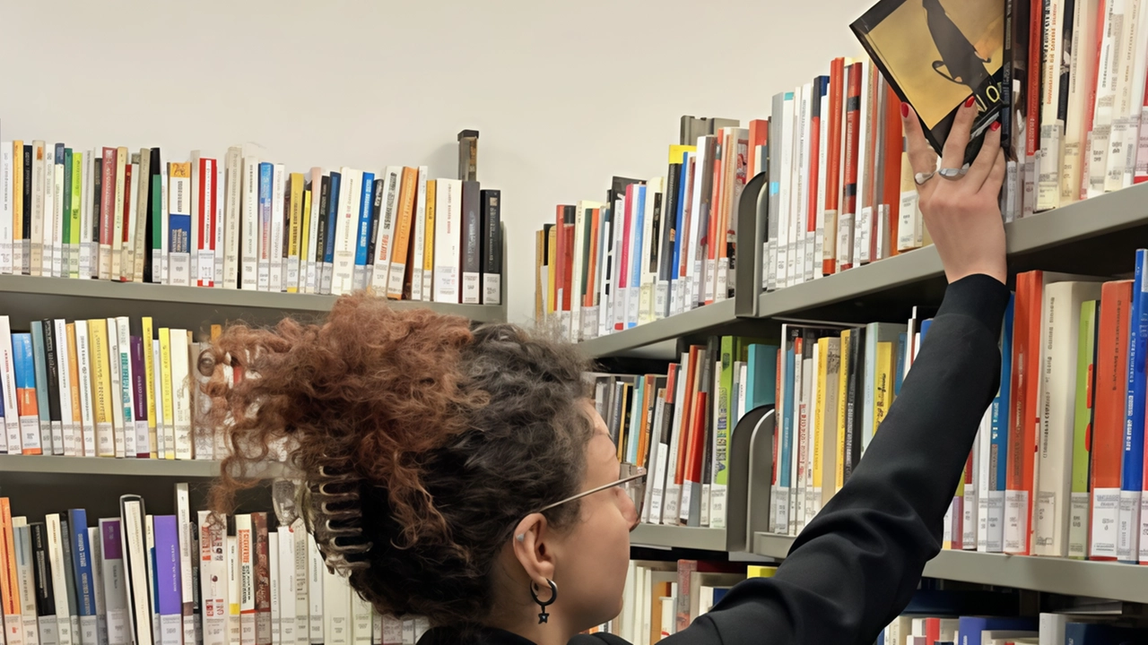 A Muggiò, la biblioteca civica offre un servizio di prestito a domicilio per cittadini con difficoltà a raggiungerla. Iniziativa inclusiva promossa dall'assessora Francesca Villa. Progetto supportato da una rete di volontari. Evento "Mi gioco la biblioteca" per coinvolgere i giovani. A Muggiò, la biblioteca civica offre un servizio di prestito a domicilio per cittadini con difficoltà a raggiungerla. Iniziativa inclusiva promossa dall'assessora Francesca Villa. Progetto supportato da una rete di volontari. Evento "Mi gioco la biblioteca" per coinvolgere i giovani.