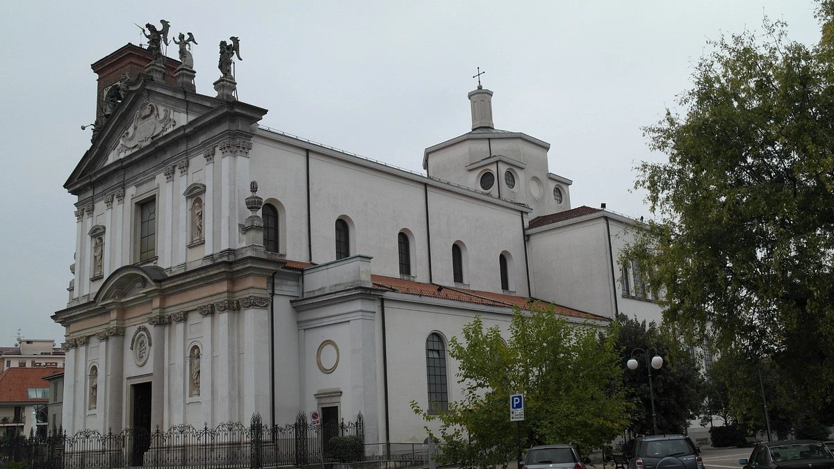Busto Arsizio, la piazza e la chiesa di San Michele Busto Arsizio, la piazza e la chiesa di San Michele