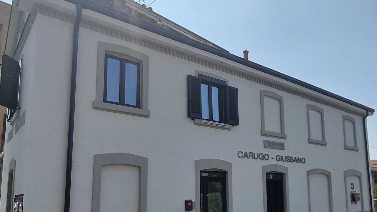 La facciata della stazione Carugo, all'interno del progetto di riqualificazione La facciata della stazione Carugo, all'interno del progetto di riqualificazione