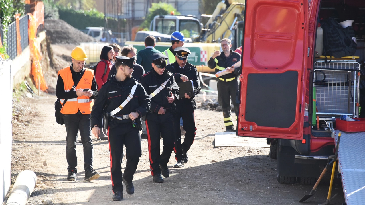 I tecnici di Ats Bergamo impegnati nei rilievi sul cantiere insieme ai carabinieri e i vigili del fuoco I tecnici di Ats Bergamo impegnati nei rilievi sul cantiere insieme ai carabinieri e i vigili del fuoco