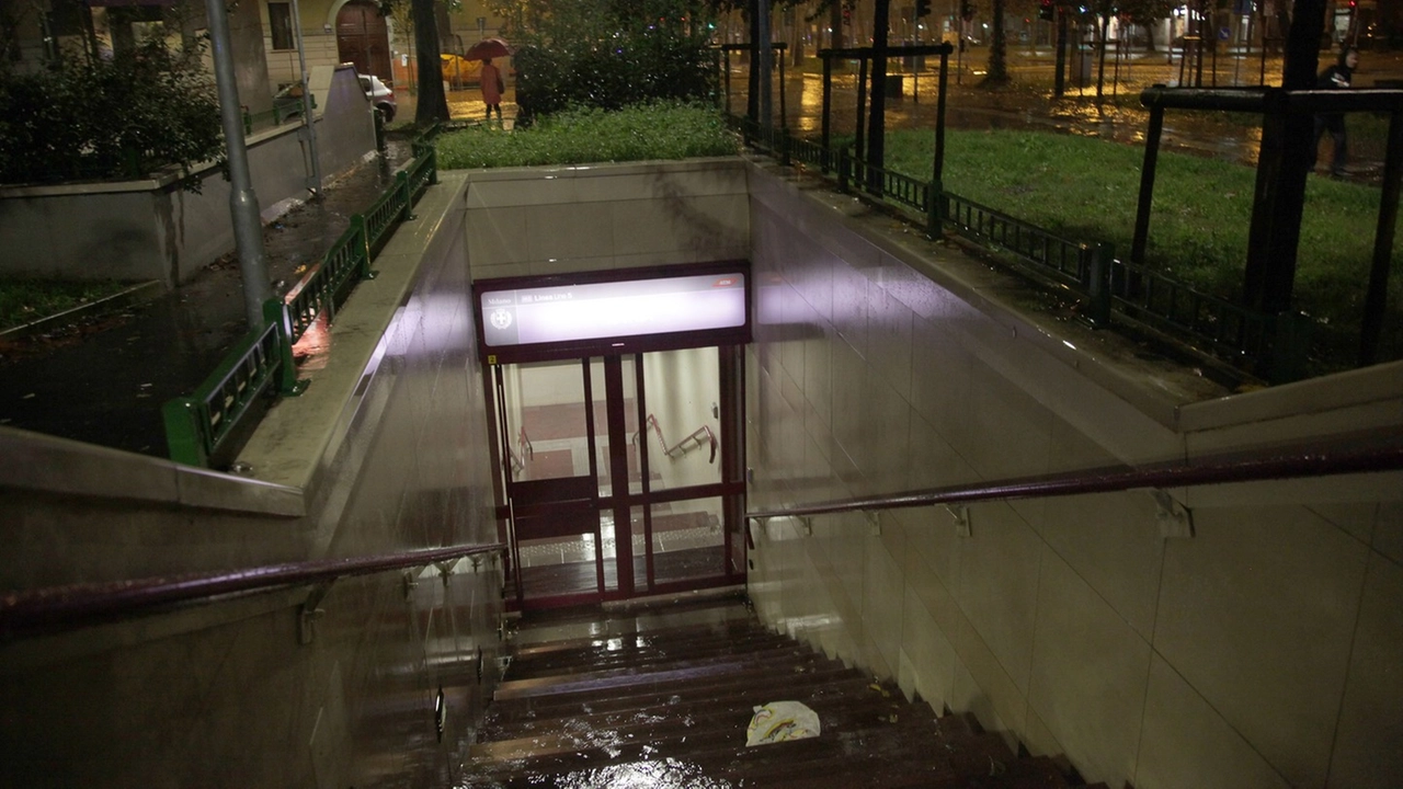 Un ingresso della M5. La stazione di Segesta serve una zona di frontiera che la sera è quasi infrequentabile Un ingresso della M5. La stazione di Segesta serve una zona di frontiera che la sera è quasi infrequentabile
