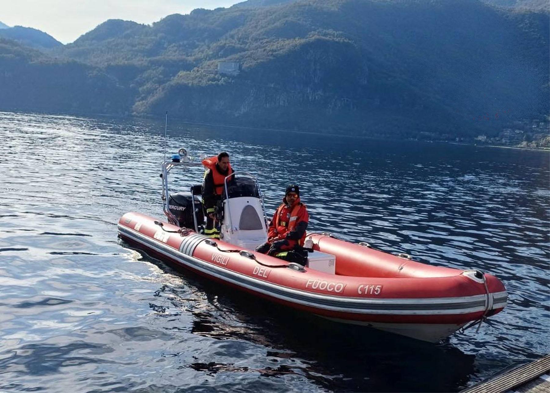 Erik, il vigile del fuoco eroe: finita l’esercitazione salva 4 naufraghi nel lago Erik, il vigile del fuoco eroe: finita l’esercitazione salva 4 naufraghi nel lago