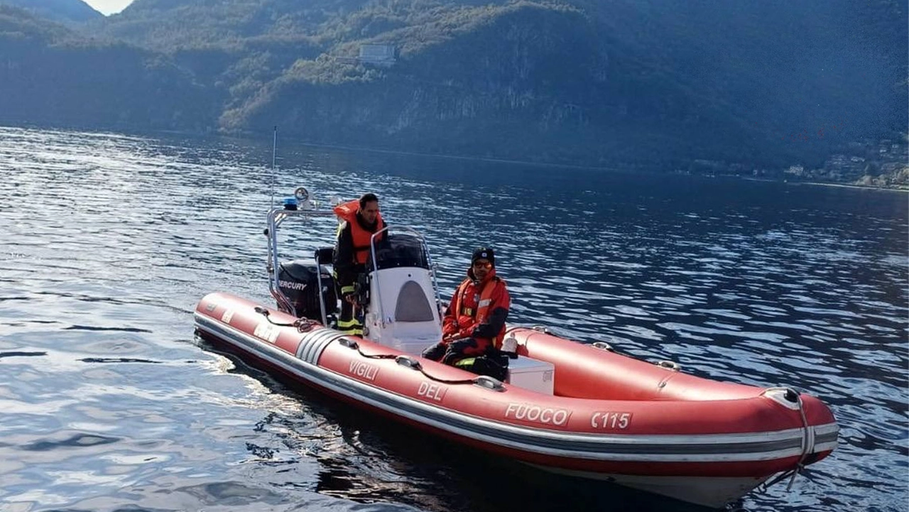 Un gommone dei vigili del fuoco Un gommone dei vigili del fuoco