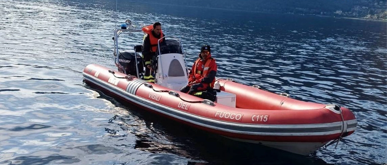 Erik, il vigile del fuoco eroe: finita l’esercitazione salva 4 naufraghi nel lago