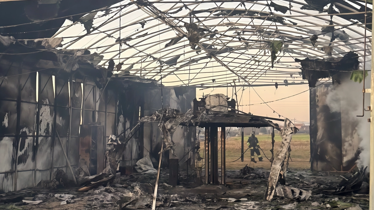Distrutto dalle fiamme il quartier generale del meccanico Antonio Bagalà "È saltata la corrente, poi nel giro di due, tre minuti qui è stato un inferno". Distrutto dalle fiamme il quartier generale del meccanico Antonio Bagalà "È saltata la corrente, poi nel giro di due, tre minuti qui è stato un inferno".