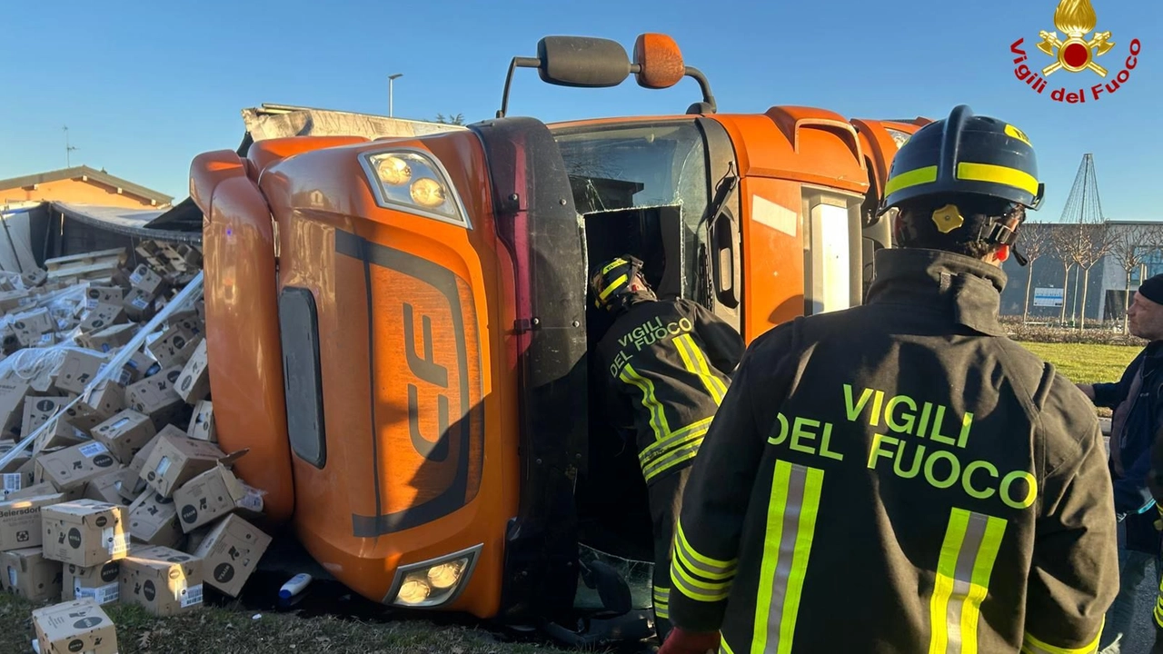 Il camion si è ribaltato in via Roma a Castiglione d'Adda