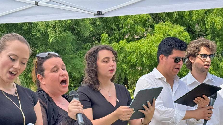 Un coro e tanta gente hanno passato una mattina a cantare. Un’attività che fa bene a cuore e polmoni. Tutto... Un coro e tanta gente hanno passato una mattina a cantare. Un’attività che fa bene a cuore e polmoni. Tutto...