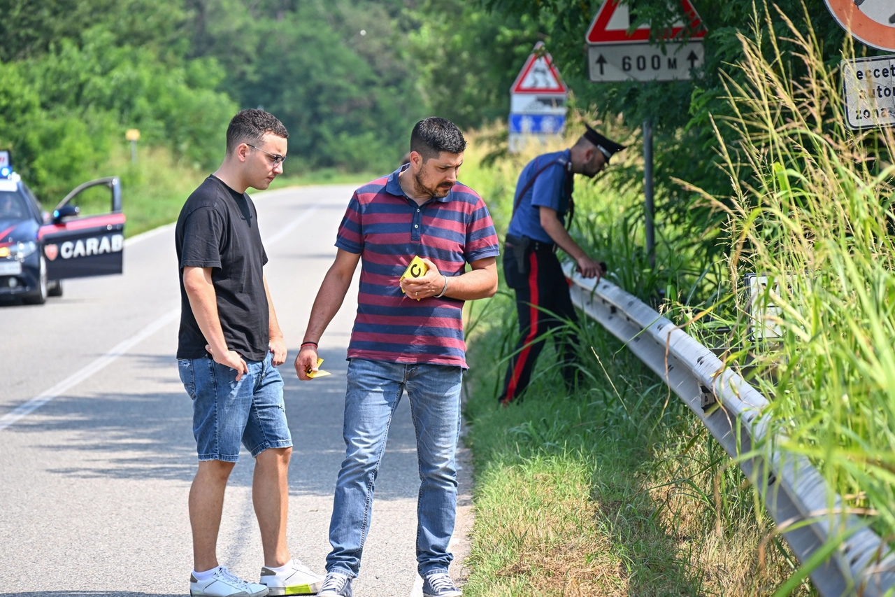 I rilievi dopo l'investimento di Ravasio la sera del 9 agosto. All'inizio si era pensato a un "pirata" della strada
